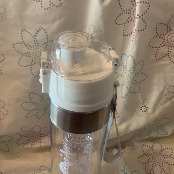 iChi infuse water bottle with strap. Infused your drink 🥤🍒🍉🍎🍍 - Picture 5 of 9